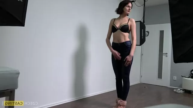 Елена Беркованың алғашқы порно түсірілімін қараңыз Алғаш рет анальдік секске келіскен қыздың нағыз видеосы.