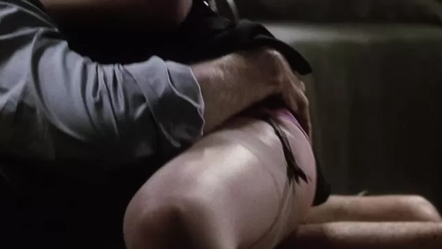 Босанып жатқан транссексуал әйел