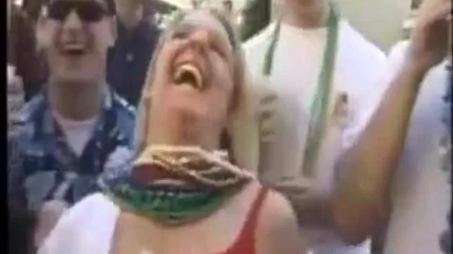 Моншадағы отбасы, жалаңаш сурет