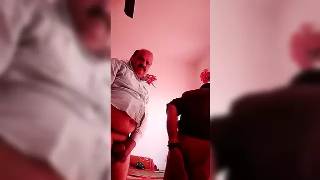 Yalangoch Remi LaKroixning fotosuratlari Bir dostim jinsiy aloqa haqida videoga josuslik qilmoqda.