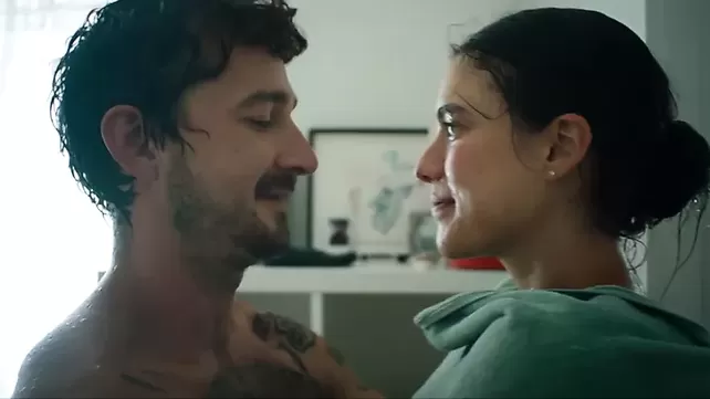 Шалбарлар сидип жатыр Адриана Чечик топтық секс gif