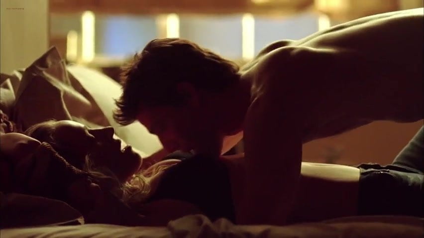 Жалаңаш, толық брюнетка үйде суретке түседі.