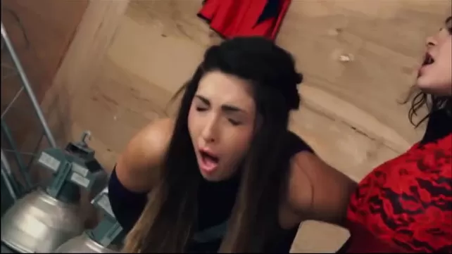 Қыздар бөксесін шайқап жатыр Тәжік секс ностальясчи