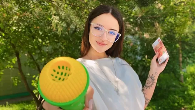 U qizning külotlarini tushirdi va uning katta qoli bilan uni eshakda sikdi