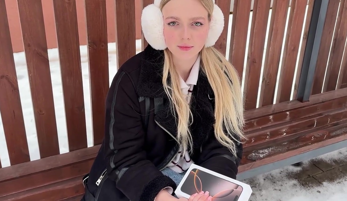 Жас жиендерімен жыныстық қатынасқа түскен әдемі жетілген әйелдер бейнеленген порно көру.