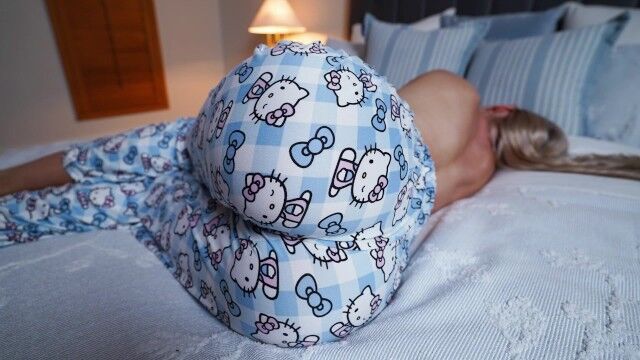 Пижама на этой заднице лишняя