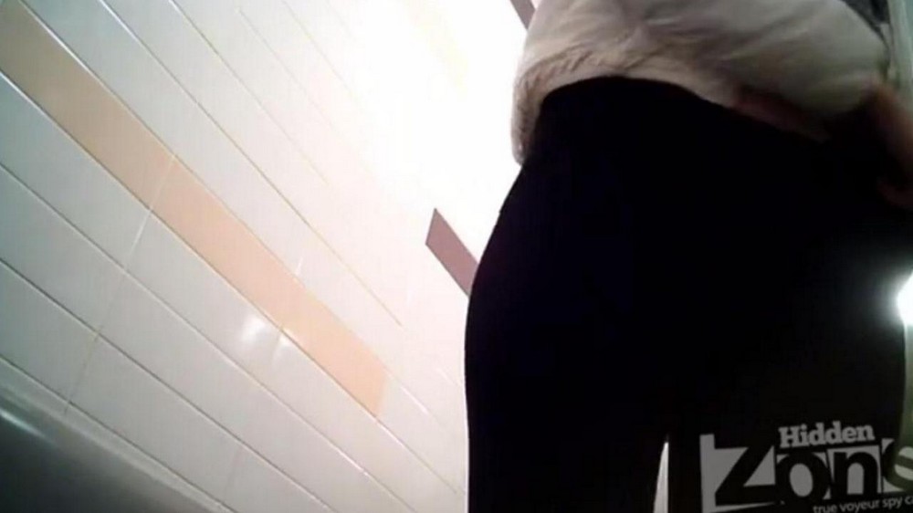 Скрытая камера в туалете магазина - порно видео