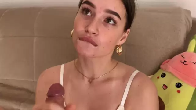 Osmirlarning ogziga siyayotgan rus onalari aks etgan porno Rus onalar va ogillar porno