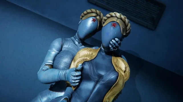 Бөксесін сілкіп тұрған жалаңаш қыздар Ұйықтап жатқан қыздарға қарау видео