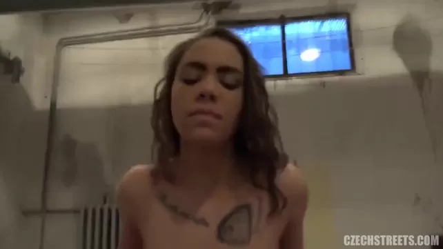 Әйелінің үйдегі шеңберде трахнатта болған порно видеосы Ол үлкен клиторы бар мүшеге отырды