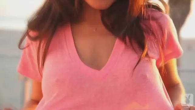 Әйелдерге қарап тұрған жас жігіттер туралы эротикалық фильмдерді қараңыз