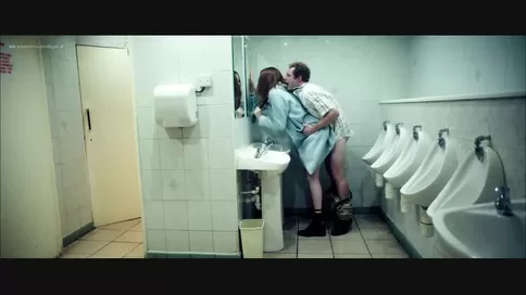 Екі қыз және қос дилдо