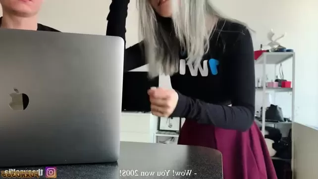 Rossiyalik taniqli shaxslar xorozlarni ogziga olishadi