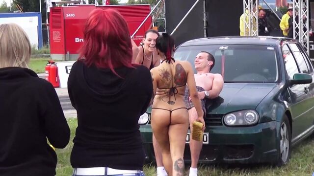 Sexy Car Wash - Lustig Funny 2 nice Girls on Volkswagen VW Golf Auto Wäsche waschen