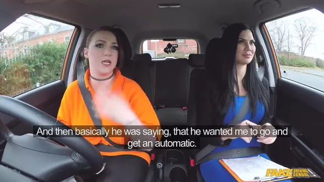 Үш ер адам қара шұлық киген қызды сиқытады