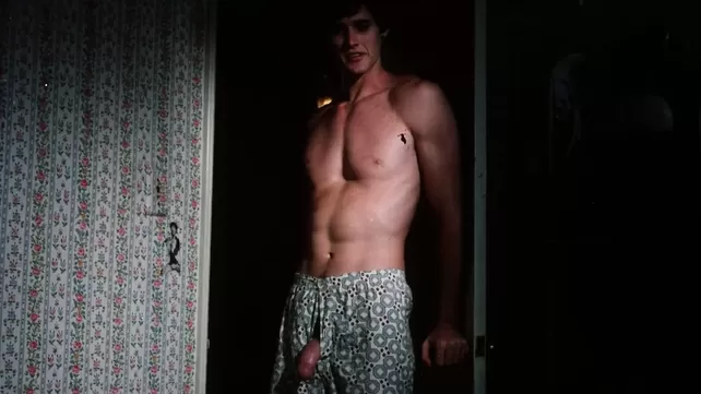 Трусикасыз көйлек астындағы кездейсоқ фотосурет. Кішкене аналь